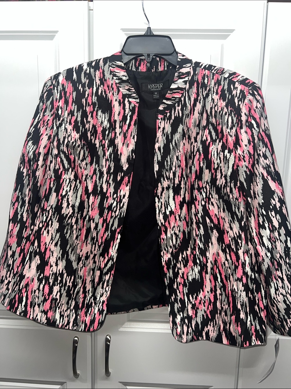 NWT Kasper Abstract Ikat Print Blazer Crop Open Front Jacket Pink Black Size 18